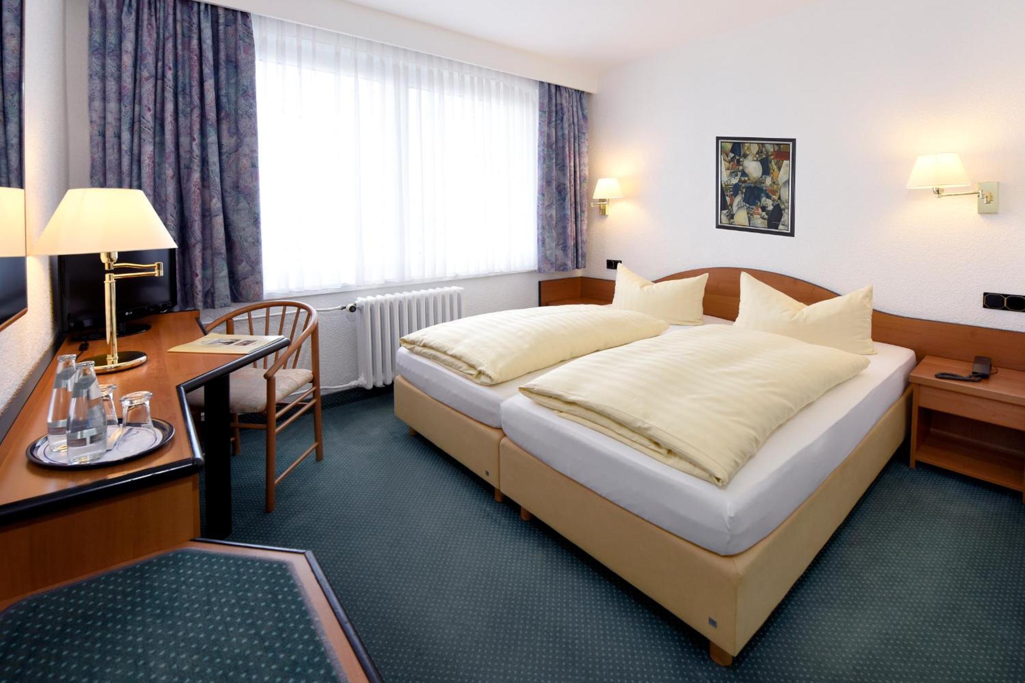Lat Hotel & Apartmenthaus Berlin Eisenhuttenstadt Bagian luar foto